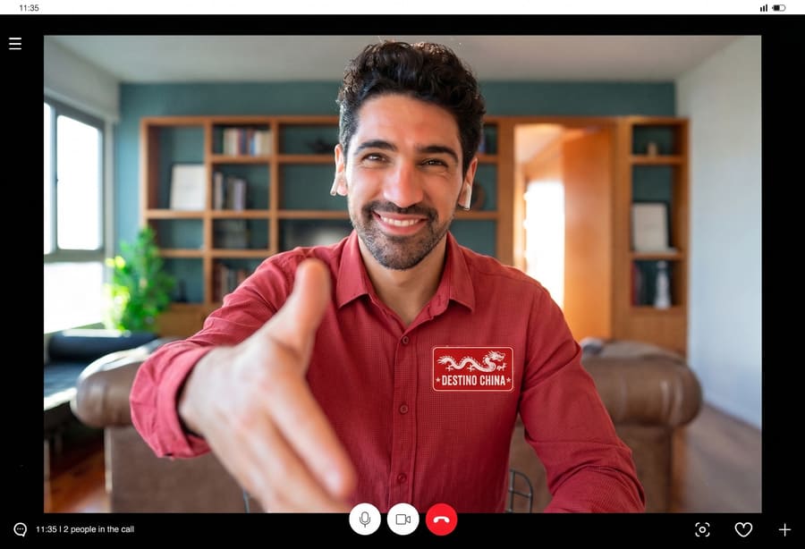 Hombre vestido de rojo extendiendo la mano en señal de saludo