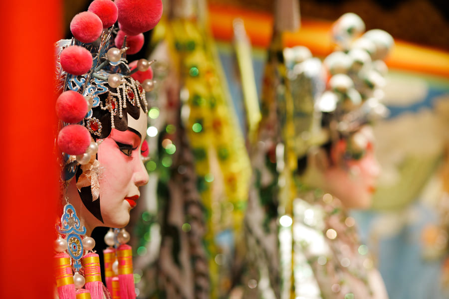 Mujer con vestimenta y maquillaje típico de una ceremonia en China