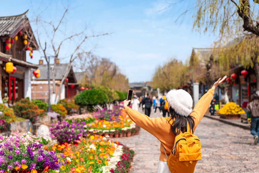 Chica disfrutando de su viaje a China
