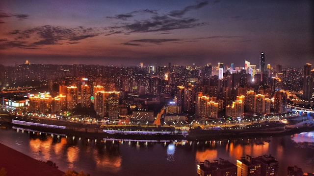 Vista panorámica de la ciudad de Chongqing en china al anochecer