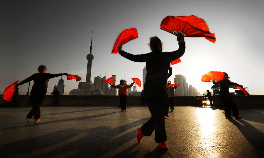 Mujeres con abanicos bailando una danza china