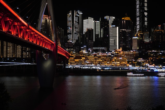 Vista más icónica de Chongqing de noche e iluminado por las luces de la ciudad