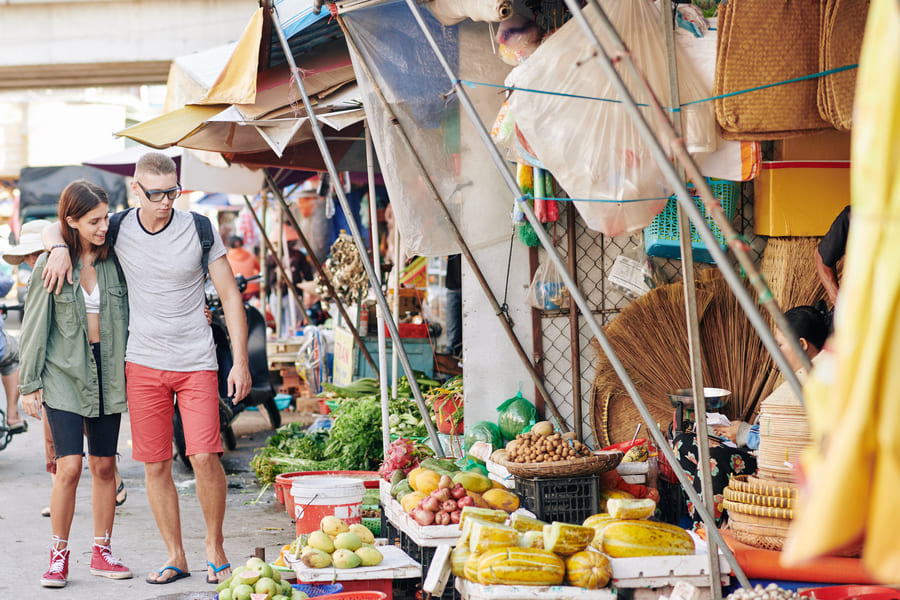 Dos turistas paseando en un mercado chino